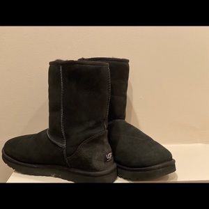 Black Short Classic Uggs -LIKE NEW